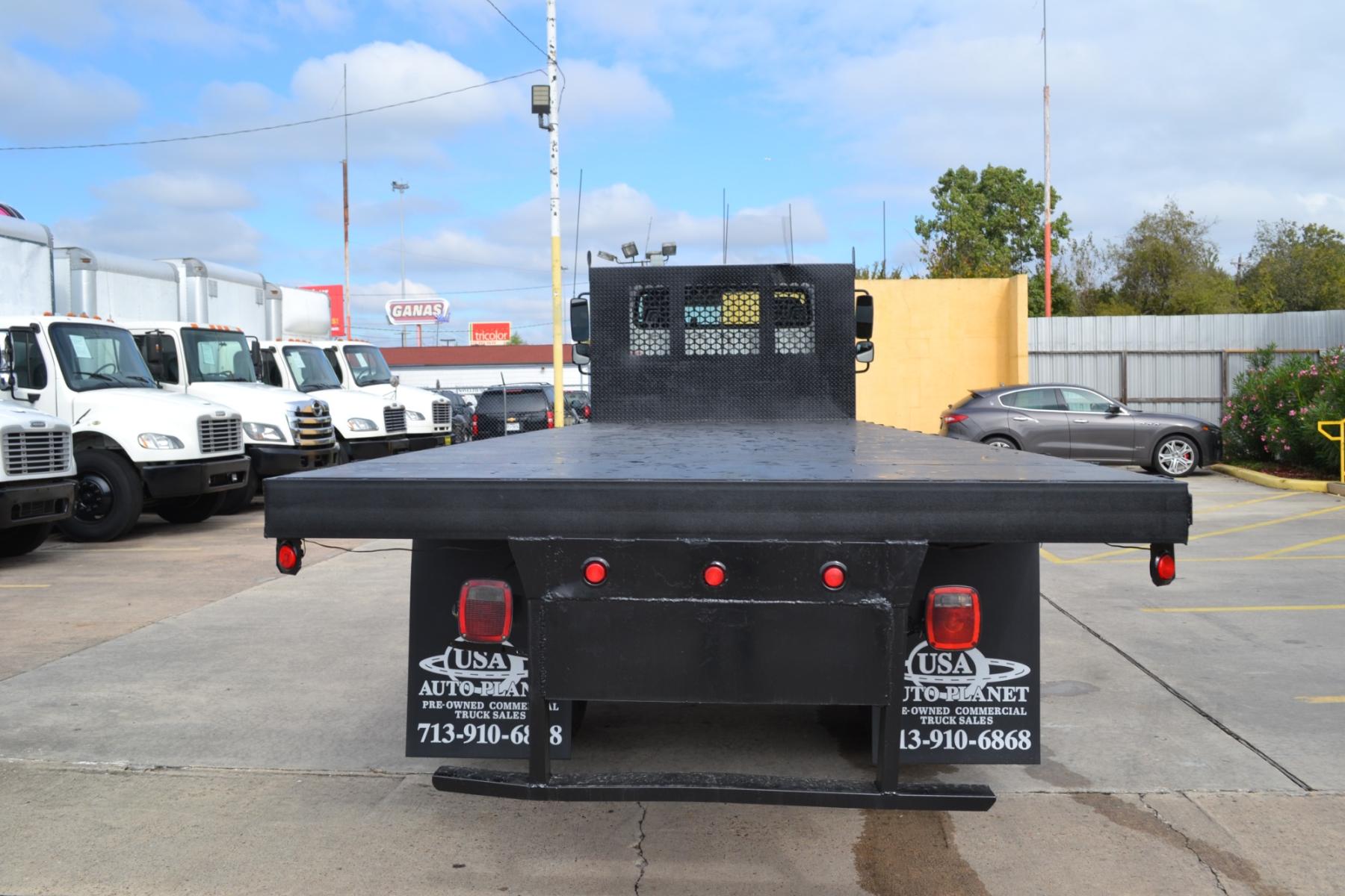 2018 WHITE /BLACK FREIGHTLINER M2-112 with an CUMMINS L9 8.9L 370HP engine, EATON FULLER 10SPD MANUAL transmission, located at 9172 North Fwy, Houston, TX, 77037, (713) 910-6868, 29.887470, -95.411903 - TANDEM AXLE, 56,000LB GVWR , 26FT FLATBED , 96" WIDE, AIR RIDE, RATIO: 3.55 , WB: 270" , DUAL 60 GALLON FUEL TANKS, POWER WINDOWS, LOCKS, & MIRRORS, DIFFERENTIAL LOCK - Photo #4